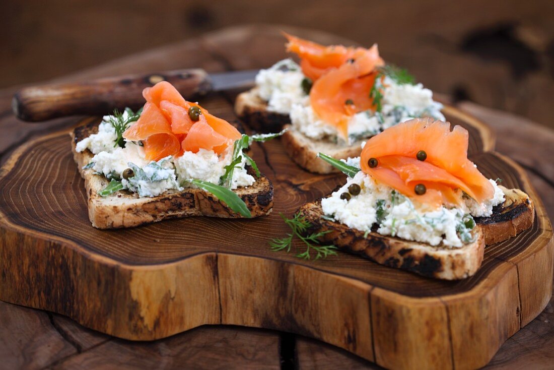 Toast mit Frischkäse und Räucherlachs