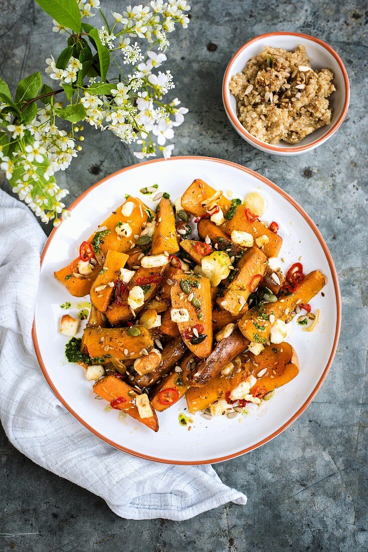 Honig-Süsskartoffeln und Kürbis mit Chili und Halloumi