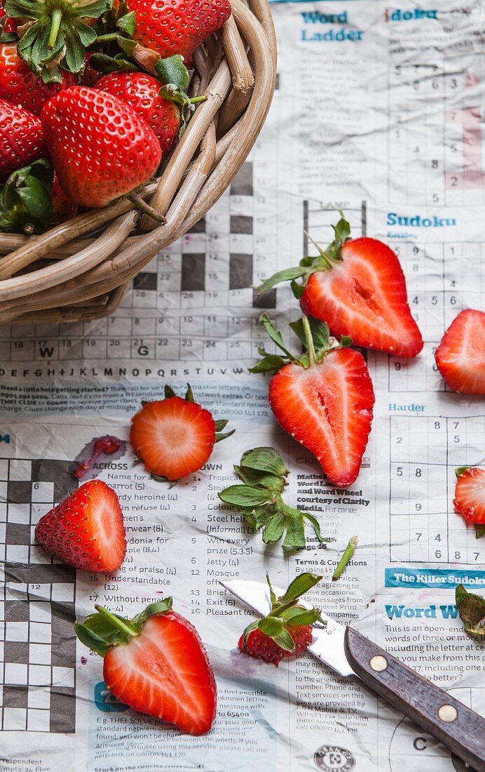 Erdbeeren auf Zeitungspapier