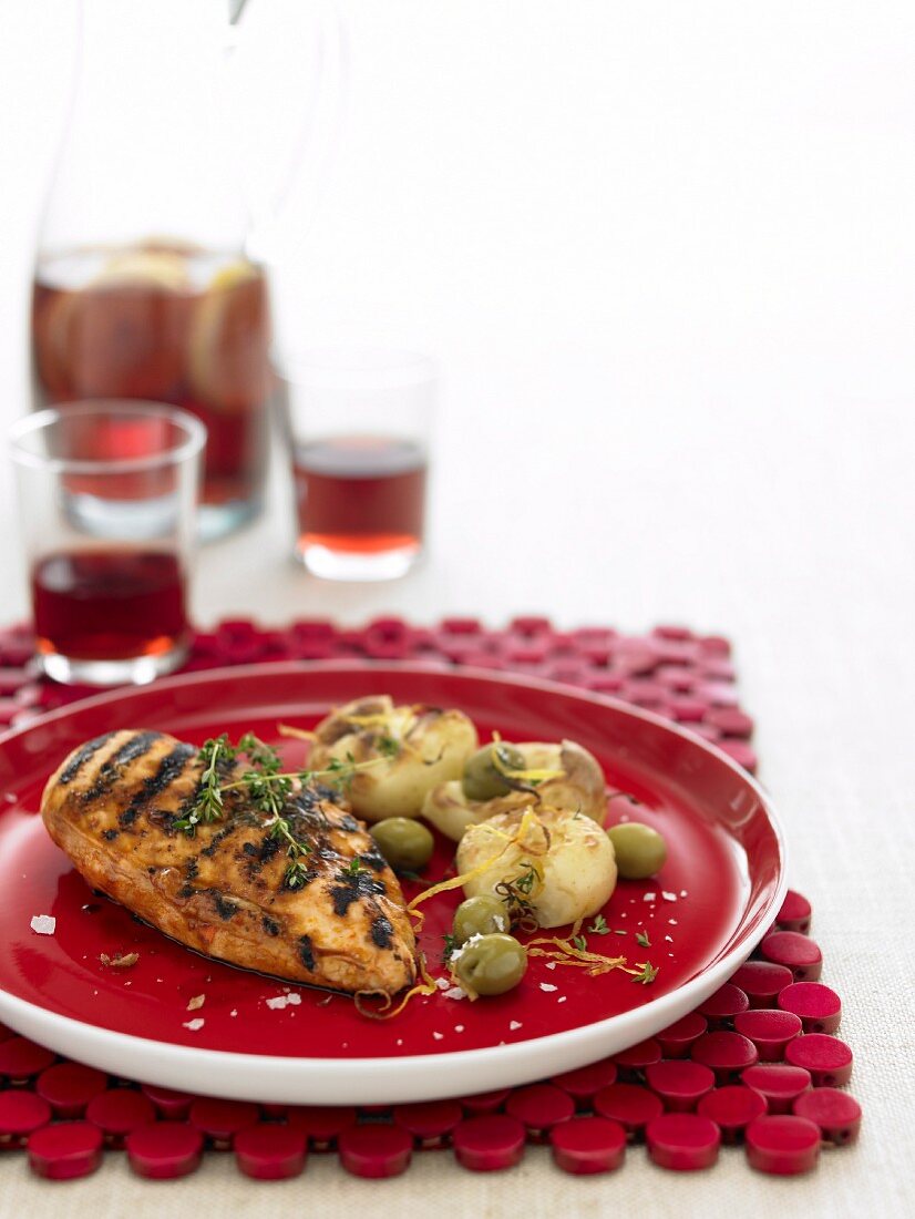 Gegrillte Hähnchenbrust mit Kartoffeln und grünen Oliven