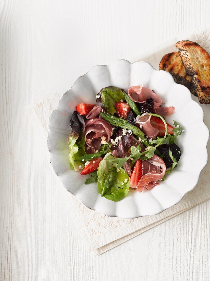 Salat mit Parmaschinken und Erdbeeren