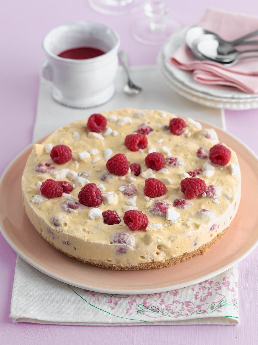 Cheesecake with raspberries and meringue