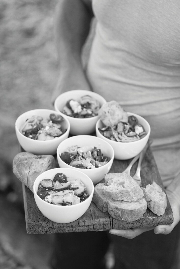 Tortellinisalat mit Gemüse zum Picknick am Flussufer