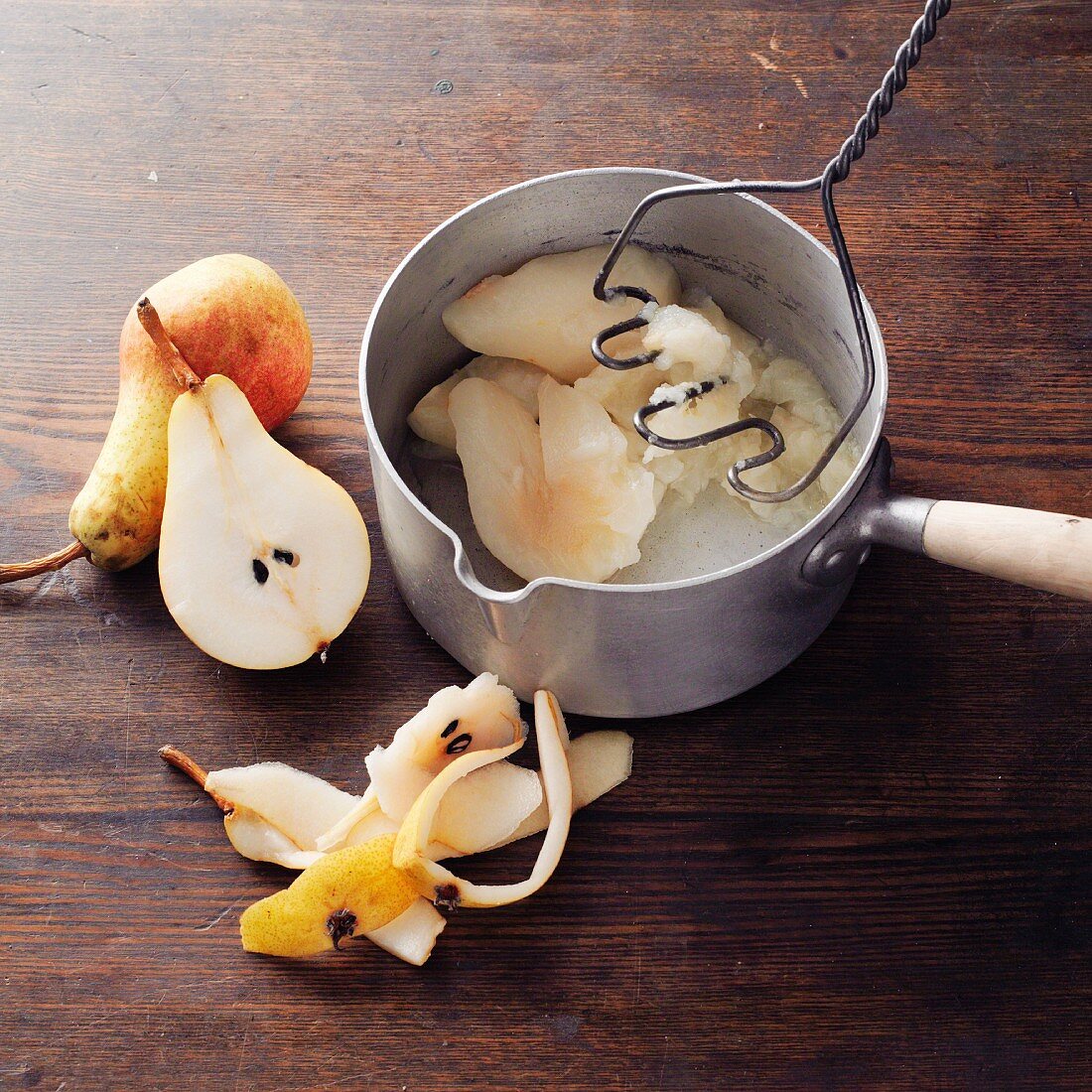 Baldmoney pear honey à la Hildegard von Bingen being made: pears being stewed