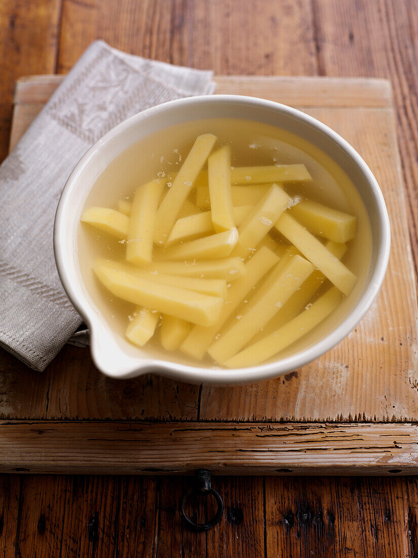 Kartoffeln ins Wasser legen für Pommes frites