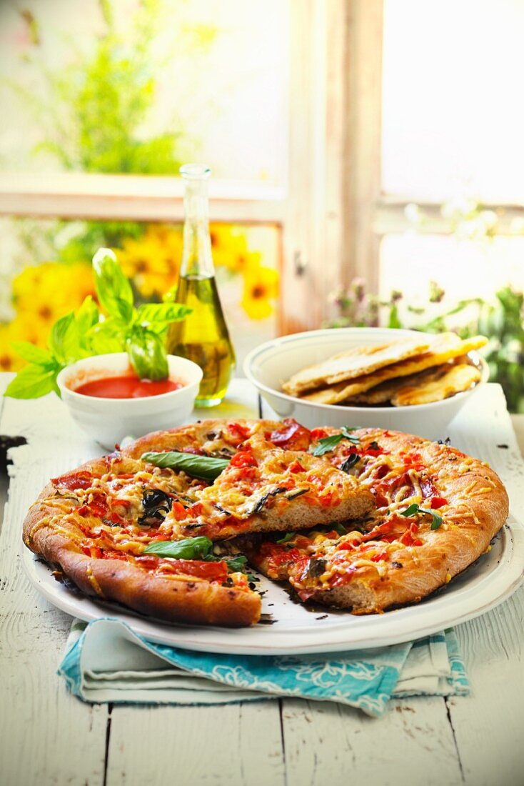 Vegetarische Pizza auf Holztisch