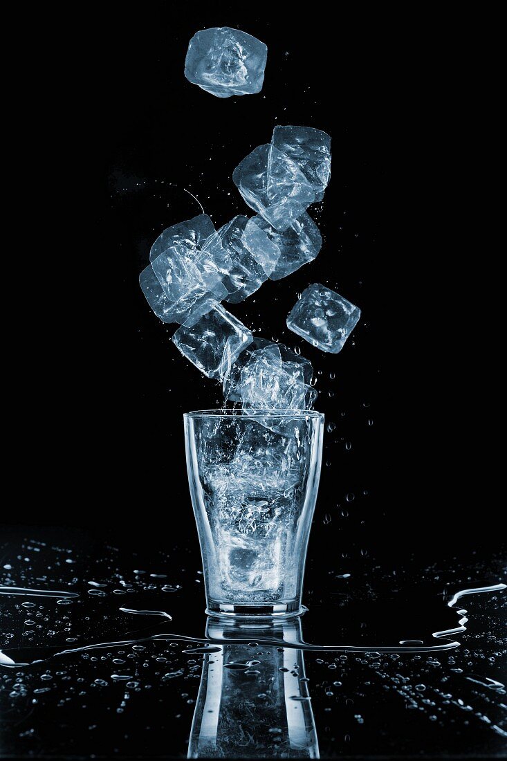 Wasserglas und Eiswürfel