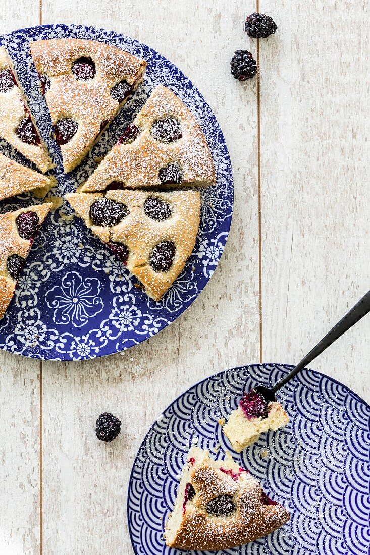 Brombeerkuchen mit Puderzucker, angeschnitten