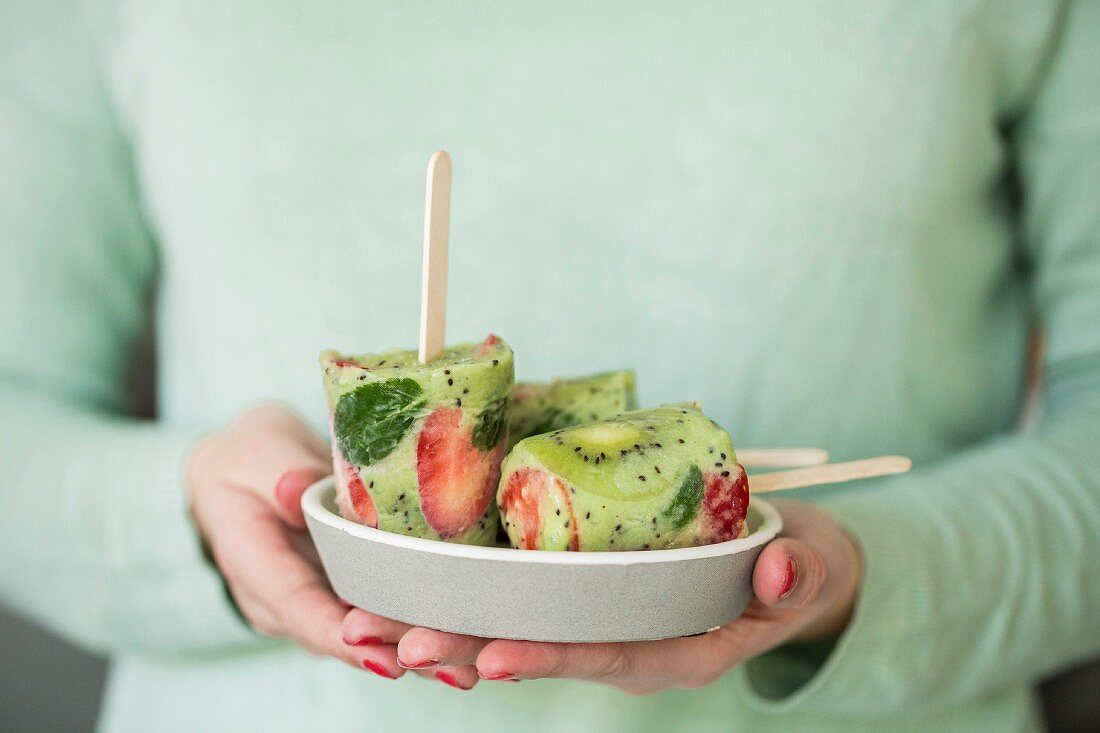 Selbstgemachtes Kiwi-Erdbeer-Eis am Stiel