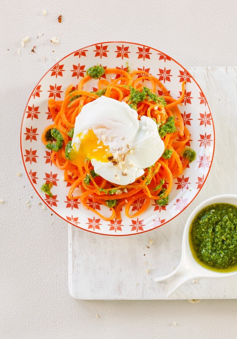Möhrenspaghetti mit pochiertem Ei und grünem Pesto