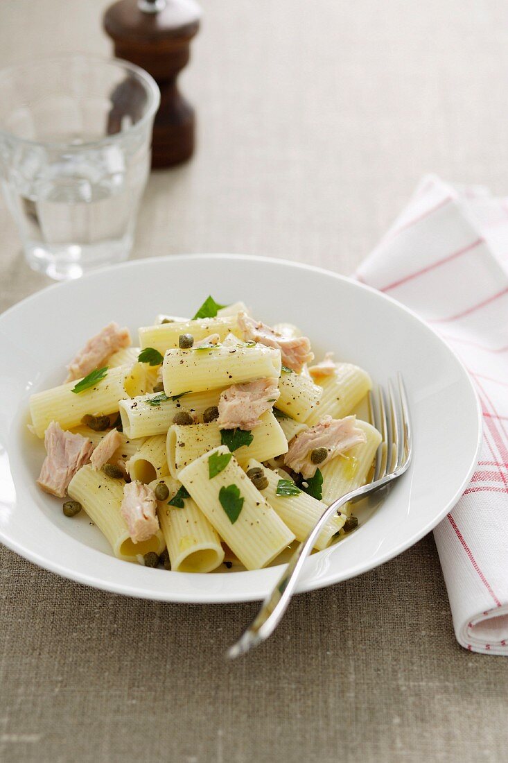 Rigatoni mit Thunfisch, Zitrone und Kapern