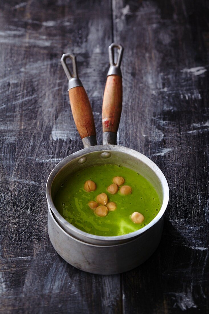 Kräuter-Joghurtsauce mit pürierten Kichererbsen