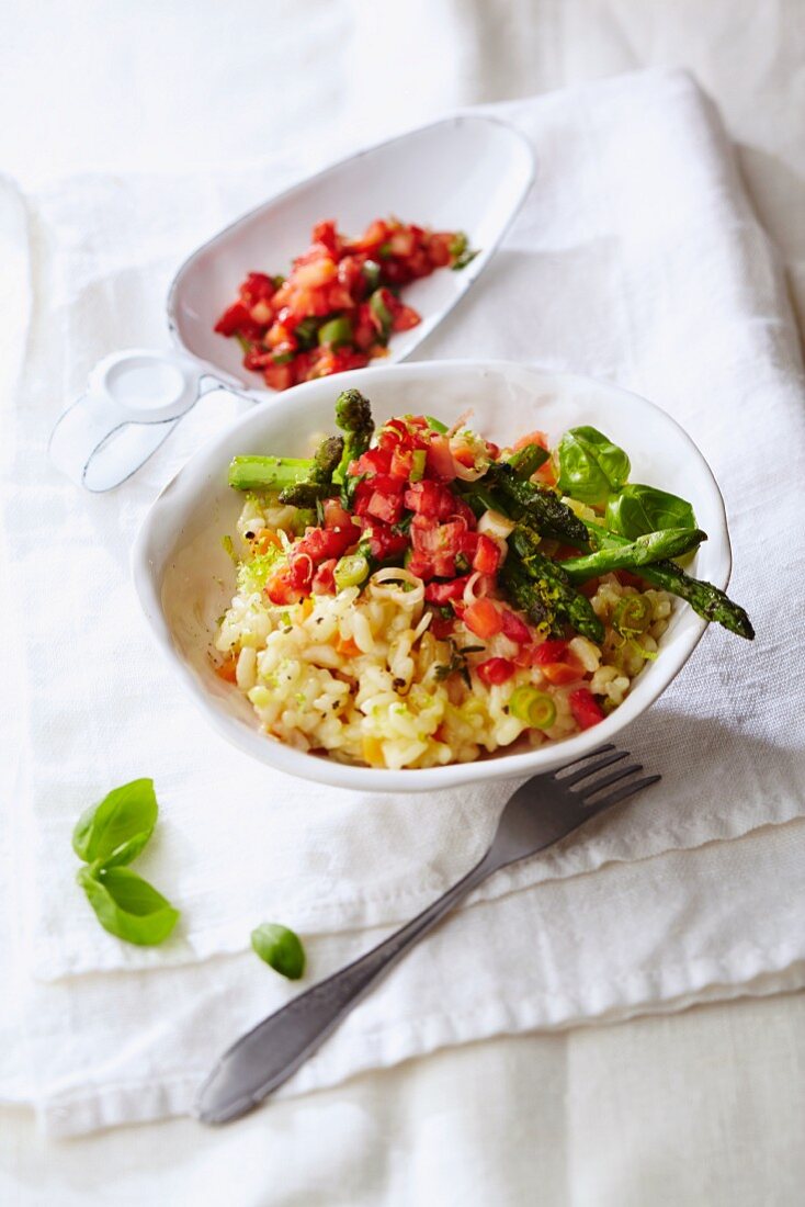 Limettenrisotto mit Erdbeersalsa und grünem Spargel