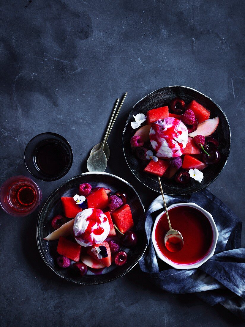 Wassermelonen-Fruchtsalat mit Eis und Himbeer-Pfeffersirup