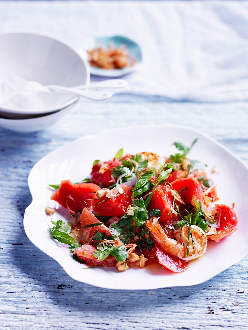 Süß-saurer Wassermelonensalat mit rosa Grapefruit und Garnelen