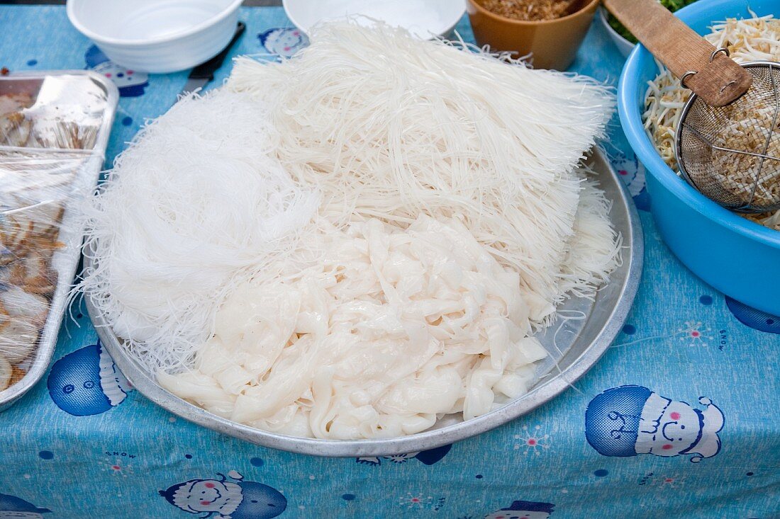 Sen Guitiauw (frische Reisnudeln) an thailändischem Garküchenstand