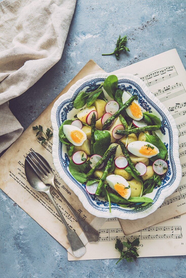 Kartoffelsalat mit Spargel und Radieschen