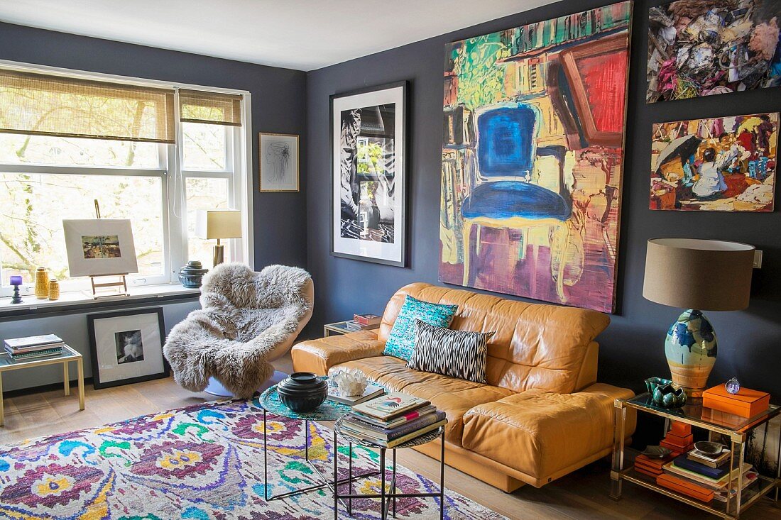 Künstlerisches Wohnzimmer mit Bilderwand und buntem Stilmix