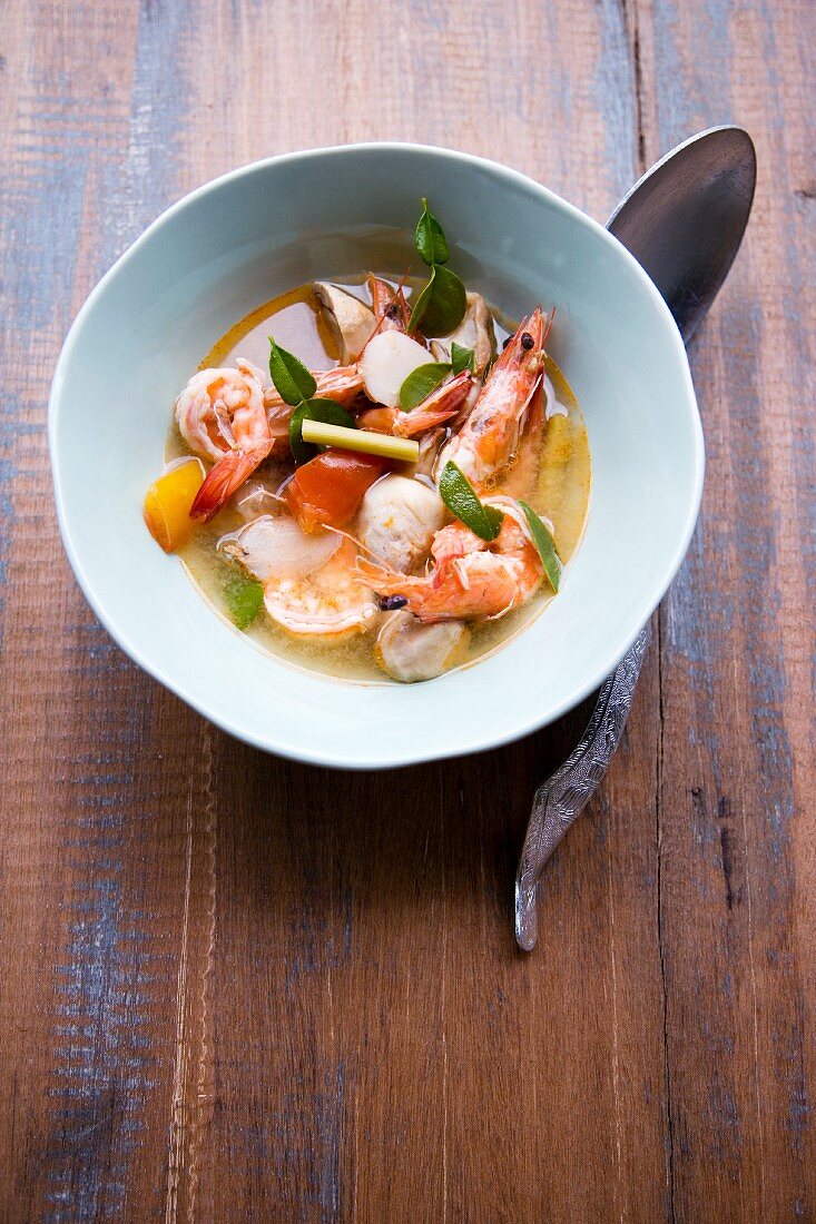Tom Yam Gung (sweet and sour soup with prawns and mushrooms, Thailand)