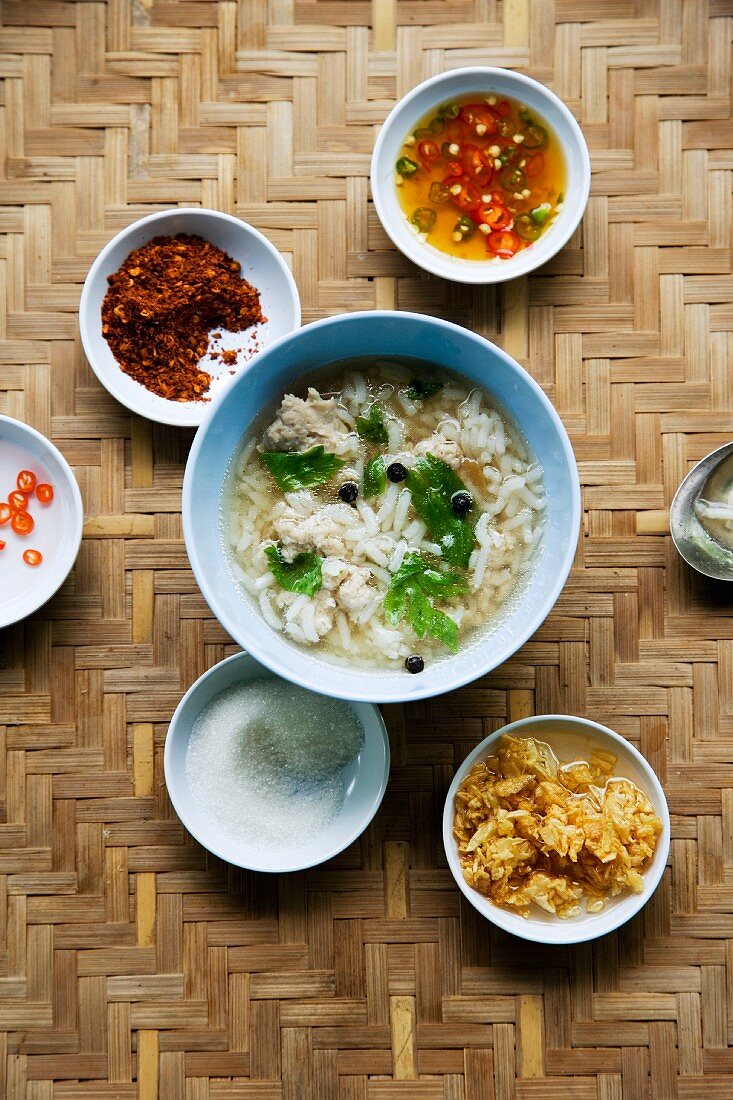 Khao Thom Muh (Reissuppe mit Hackbällchen und Würz-Zutaten, Thailand)