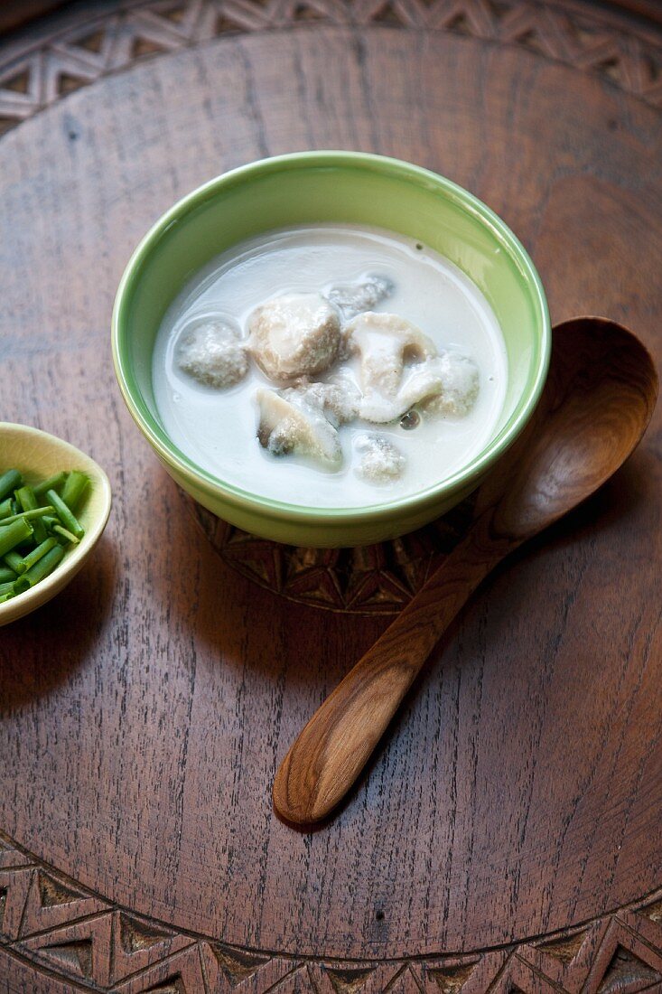 Thom Gati Sai Hed Sot (Pilzsuppe mit Kokosmilch, Thailand)