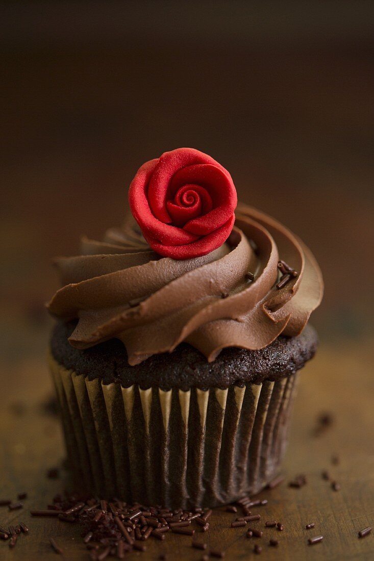 Schokoladencupcake mit Rosendeko zum Valentinstag