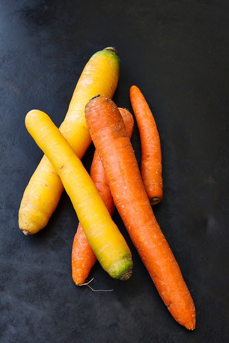 Gelbe und orangefarbene Bio-Karotten