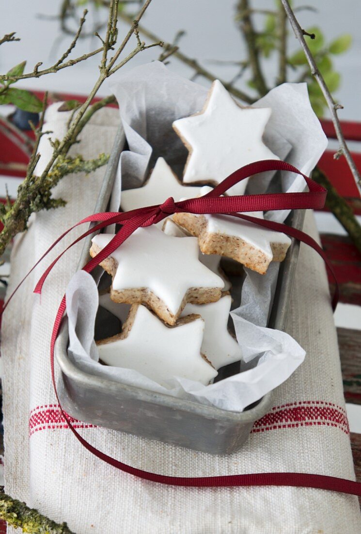 Cinnamon stars in a tin