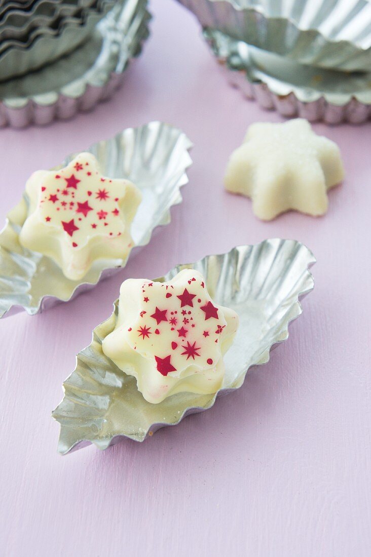 weiße Schokoladenpralinen mit Sternchen