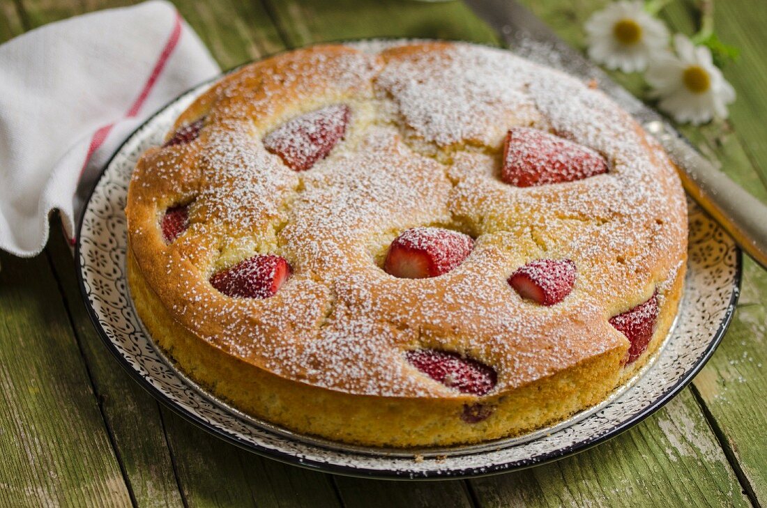 A light strawberry cake dusted with icing sugar
