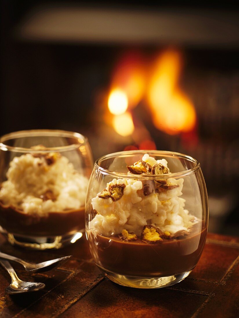 Cremiger Risotto-Pudding mit heißer Schokoladensauce