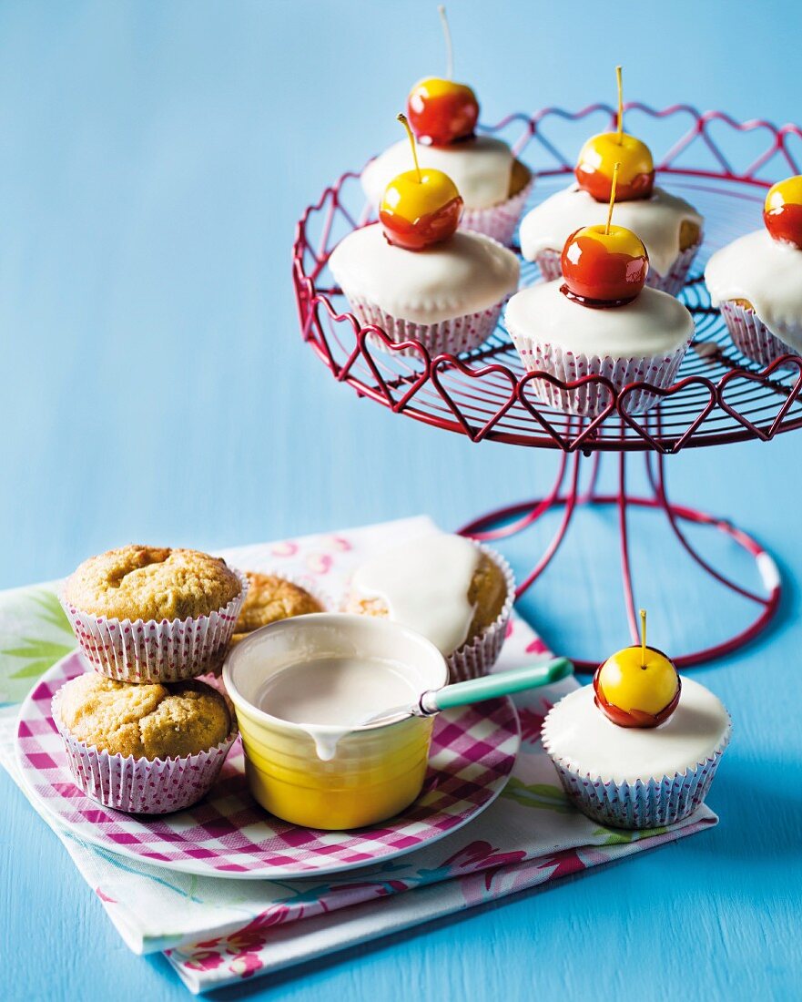 Apfel-Cupcakes mit Zuckerguss und Miniäpfeln