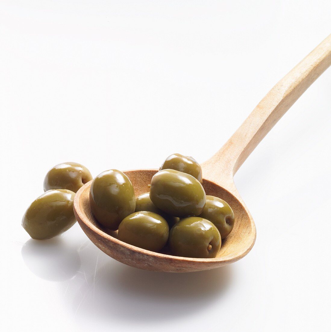 Grüne Oliven auf Holzlöffel