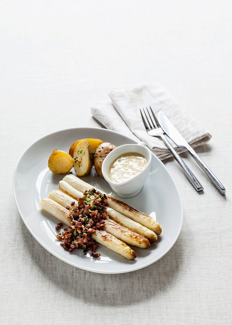 Weisser Spargel mit gebratenen Speckwürfeln, Schnittlauch, Sauce Hollandaise und Kartoffeln