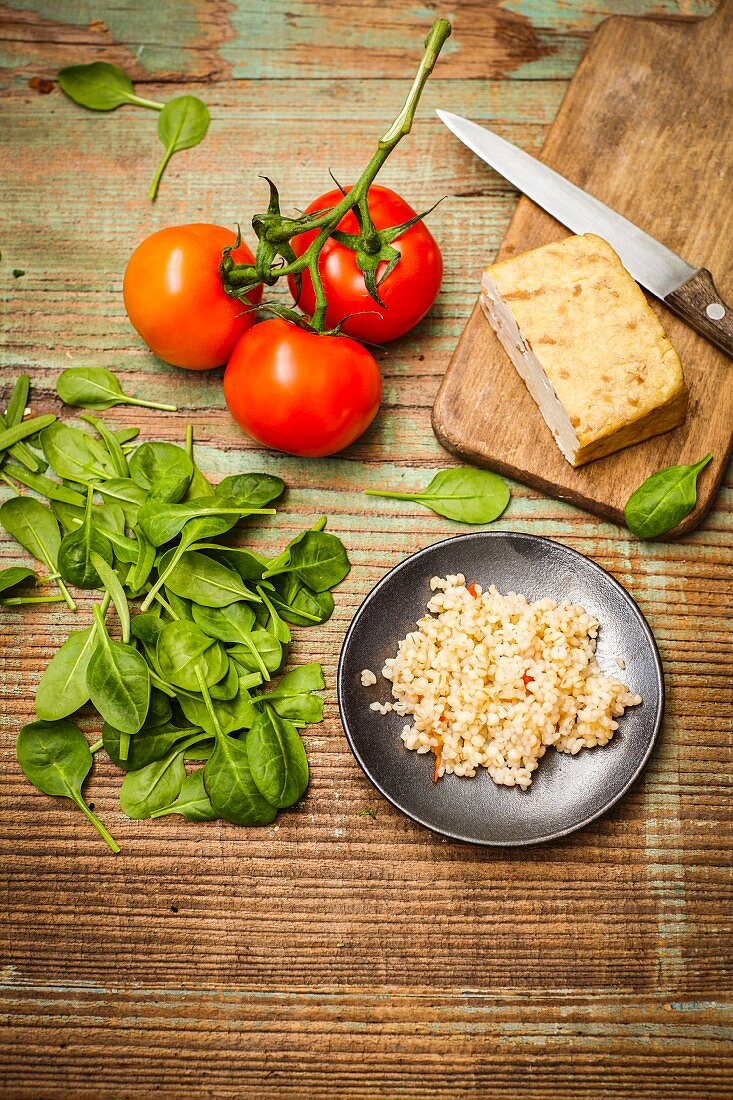 Zutaten für tomatisiertes Graupenrisotto mit Tofu und Spinat