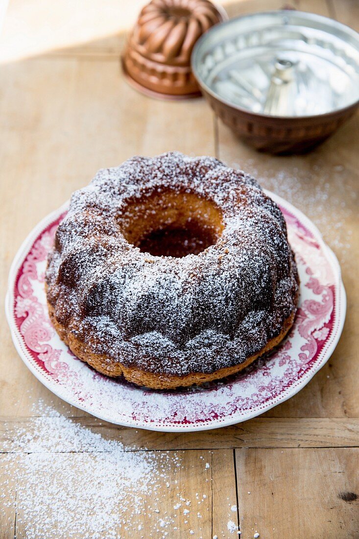 A Bundt cake dusted with icing sugar