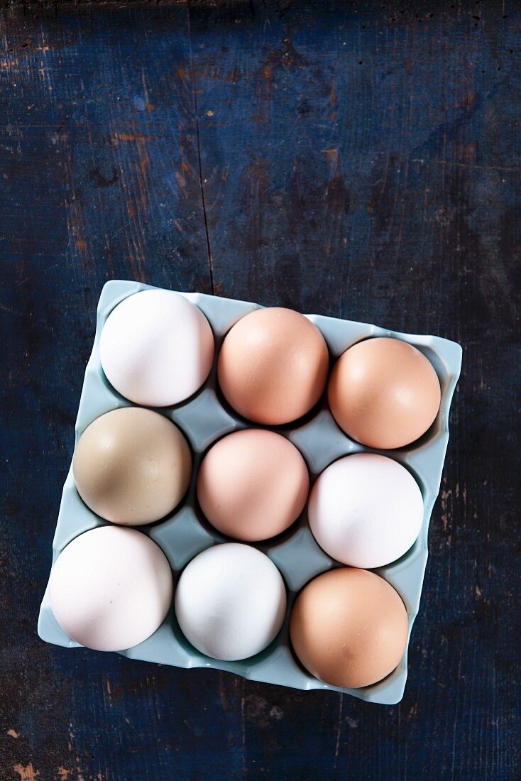 Frische Eier im Behälter