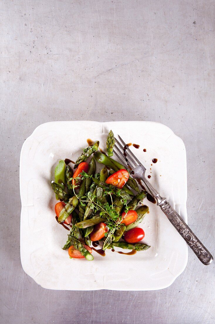 Grüner Spargelsalat mit Tomaten, Thymian und Balsamico