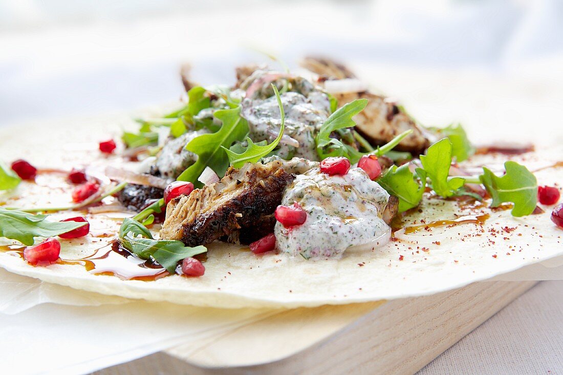 Persische Hähnchen-Wraps mit Rucola und Granatapfel