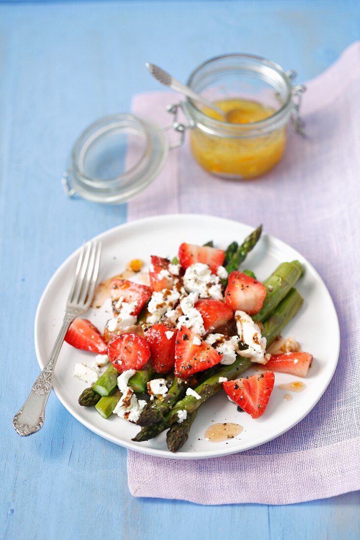 Gegrillter Spargel-Erdbeer-Salat mit Feta und Orangenglasur