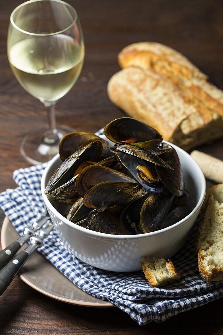 Mussels steamed in white wine served with white bread