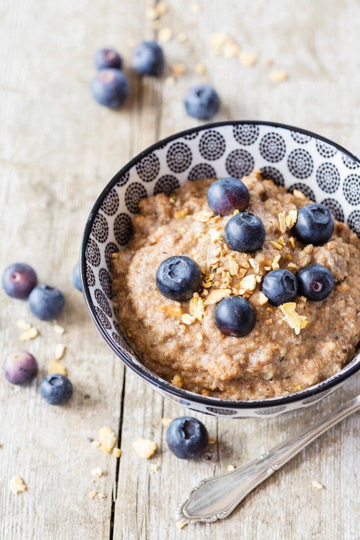 Veganes glutenfreies Erdmandel-Porridge mit Hanfsamen, Teffflocken und Beeren