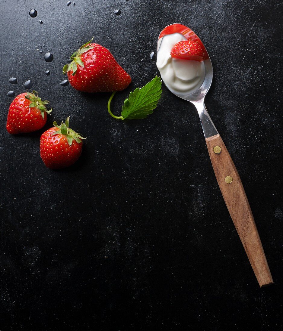 Frische Erdbeeren und Joghurt auf Löffel