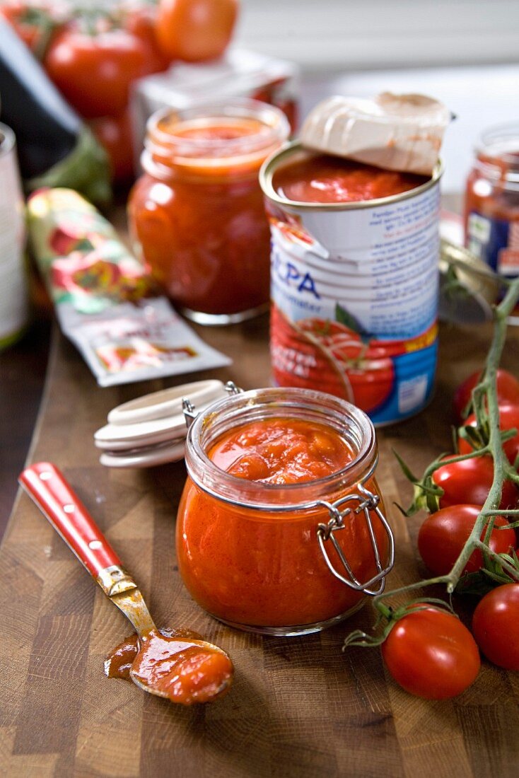 Tomatensauce im Glas, frische Rispentomaten, Dosentomaten und Tomatenmark