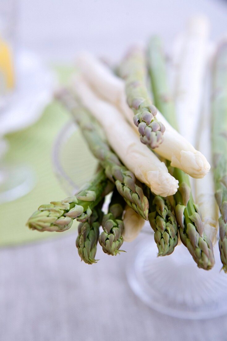 White and green asparagus on a glass bowl
