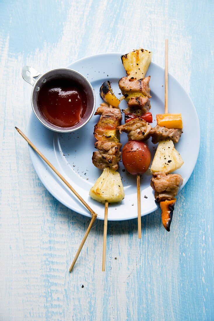 Tschigrabap (grilled pork kebabs with pineapple and vegetables, Thailand)