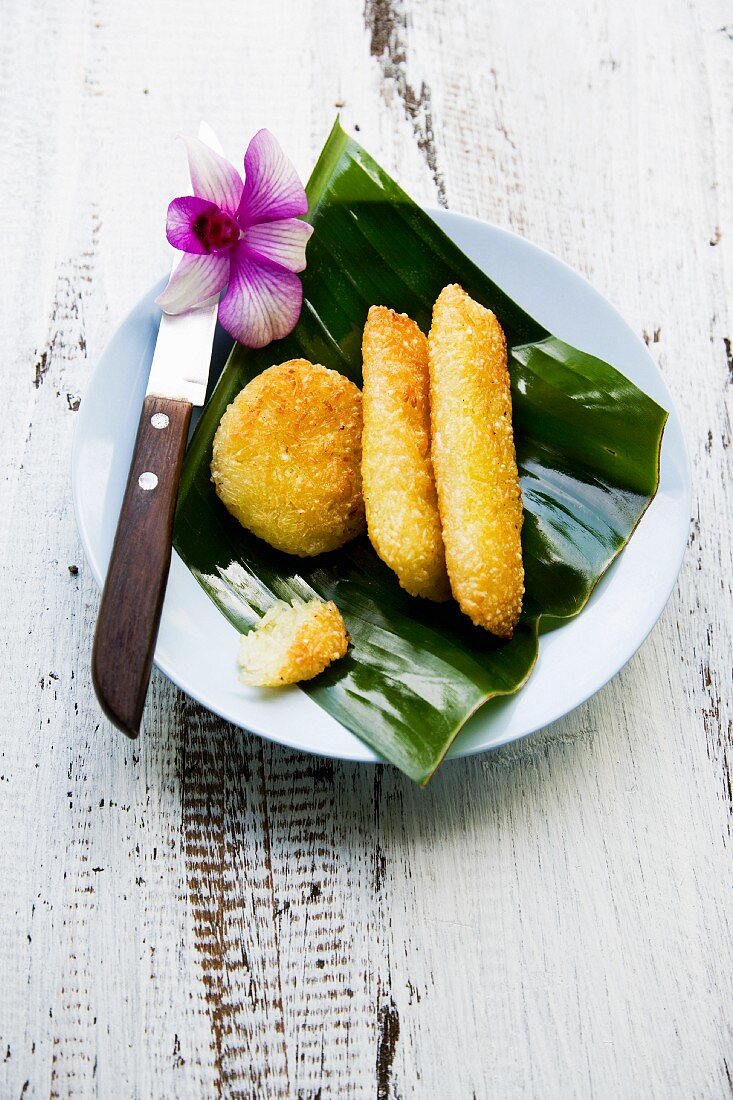 Khao Niau Ping (grilled rice fritters, Thailand)