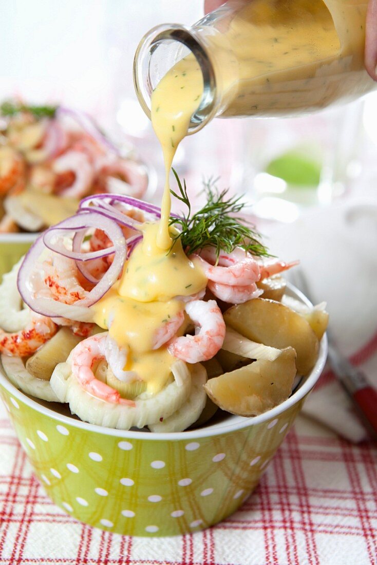 Kartoffelsalat mit Fenchel, Krustentieren, roten Zwiebeln und Senfdressing