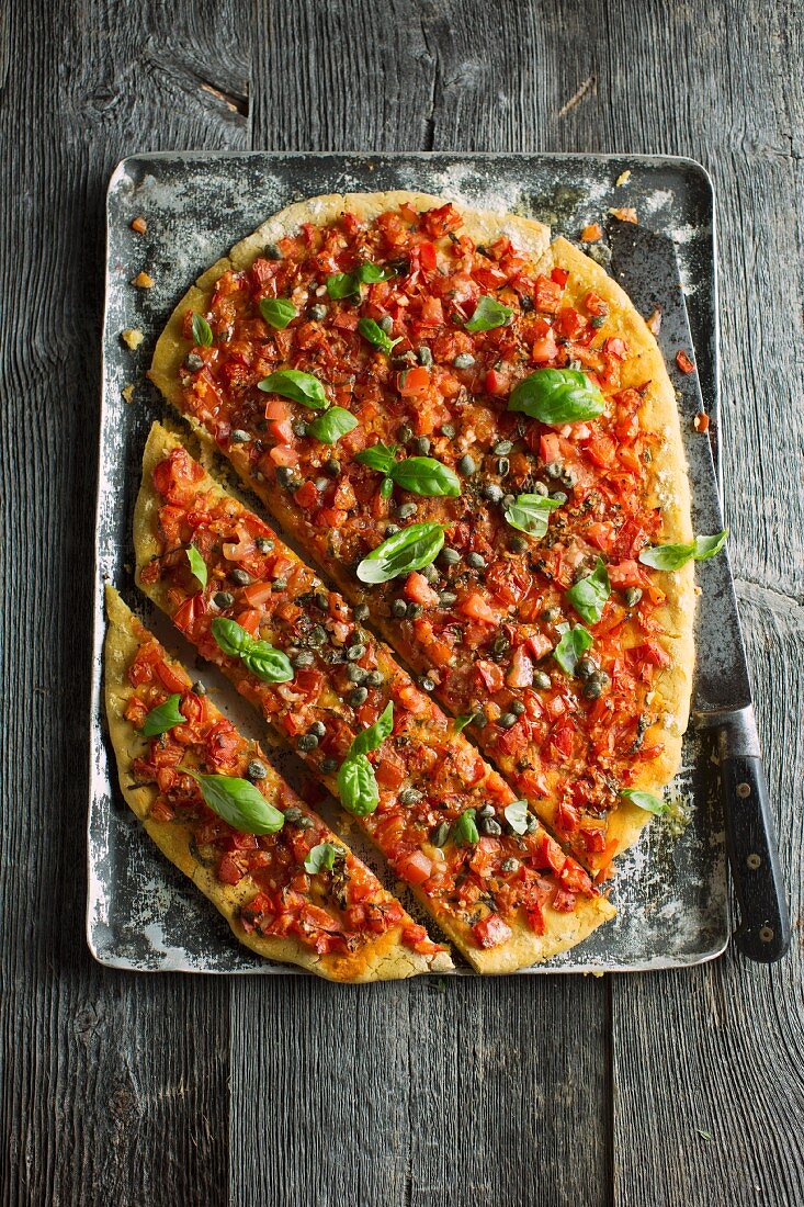 Pizza mit Tomaten und Basilikum