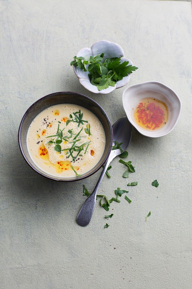 Tofusuppe mit Kräutern